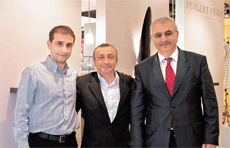 Жерар Вюйе (в центре) и представители дистрибьютора компании Vuillet Vega - фирмы 
