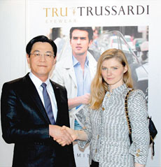 Беатриче Труссарди с топ-менеджером японской оптической компании Charmant Group