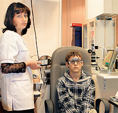 Врач Наталья Жукова проводит диагностику зрения пациента за одним из рабочих мест офтальмолога/оптометриста