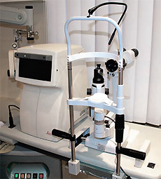 На подвижном столе рабочего места офтальмолога/оптометриста размещены автоматический кератометр/рефрактометр Leica KR450 и щелевая лампа нового поколе