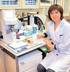 Врач-офтальмолог Гульнара Андриенко за рабочим столом