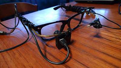 Очки EyeWriter были сконструированы на основе дешевых очков и простых электронных комплектующих
