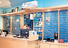 В торговом зале салона помимо новейших коллекций медицинских оправ и солнцезащитных очков представлены разнообразные средства для ухода за контактными