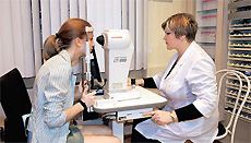 Врач Ольга Моисеева исследует роговицу пациентки на корнеотопографе CT-1000