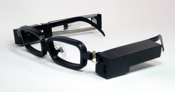 В Японии разработаны очки, в которых люди плачут