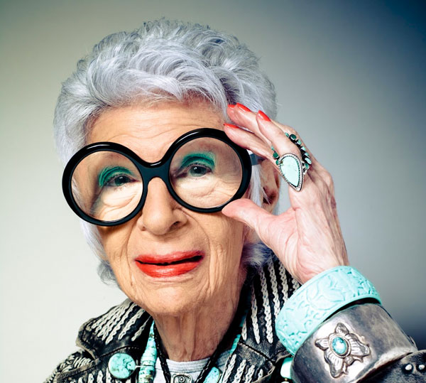 Леди в круглых очках в роговой оправе в 93 года признана иконой стиля