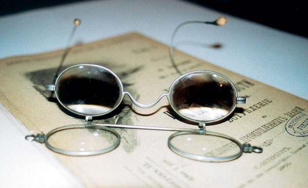 Носил ли Чехов пенсне в 1888 году, или очки и зрение героев сериала «Анна Детективъ» (Часть 1) 6