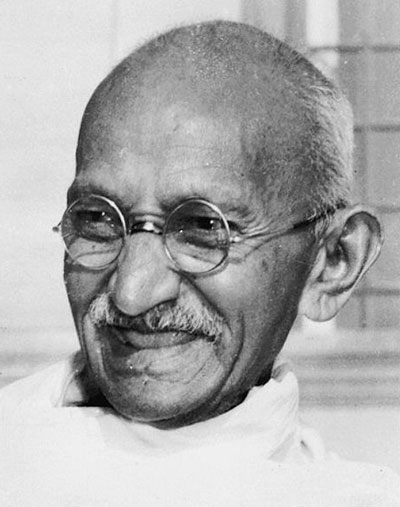 Махатма Ганди в кругых никелированных очках