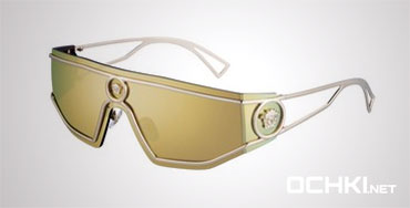 Певец Коди Симпсон представил новые очки от Versace в ванной 4