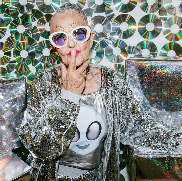 88-летняя звезда соцсетей очень любит экстравагантные очки 5