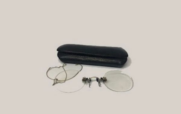 С аукциона ушли очки, в которых Джойс писал «Улисс»