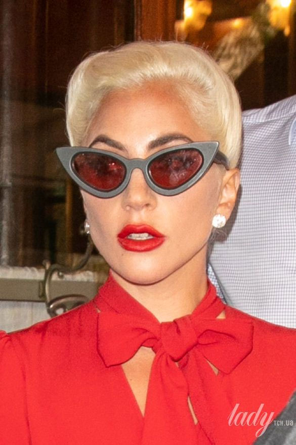 Леди Гага засветилась в Париже в эффектных очках «кошечках»