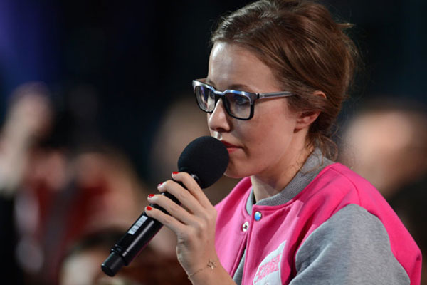 В модных очках образ Ксении Собчак на пресс-конференции Владимира Путина был безупречен