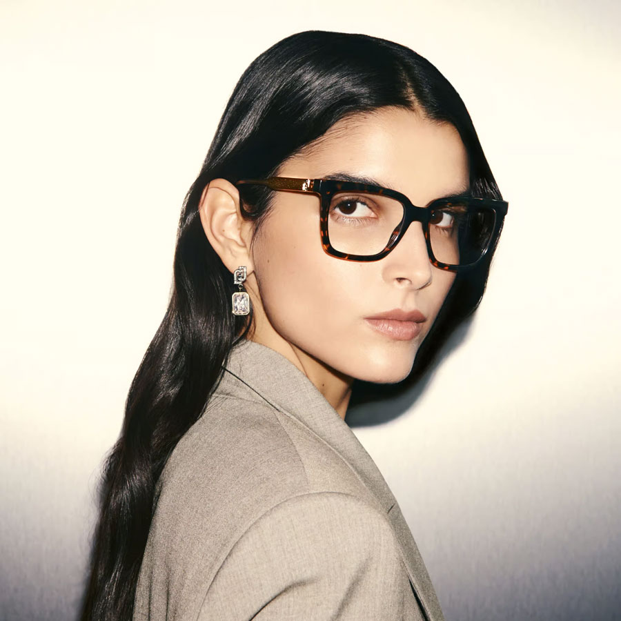 Смелые акценты и беззастенчивый гламур в новых очках Liu Jo