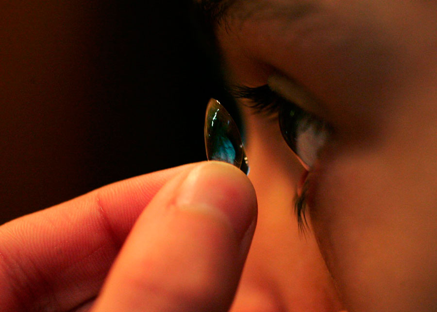 Новые контактные линзы позволяют видеть в темноте