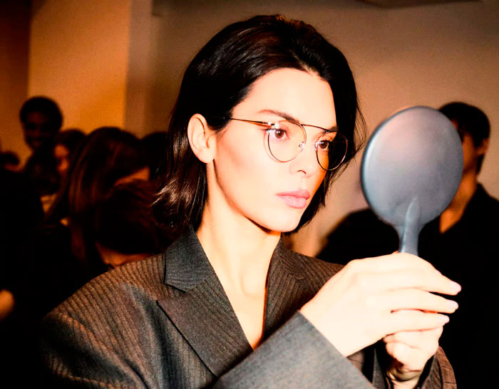 Calvin Klein возвращает в моду ультратонкие модели оправ