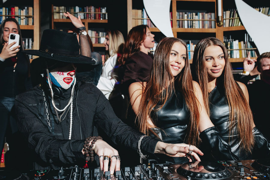 Путешествие во времени: Just Cavalli и Миша Most в Community Moscow